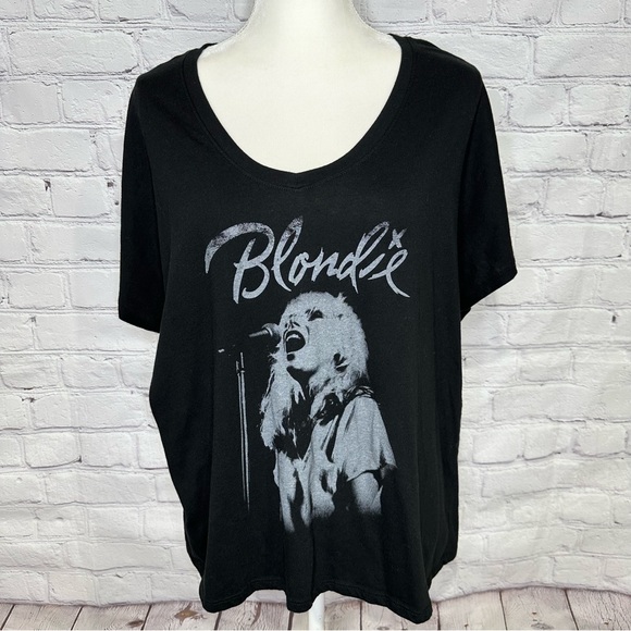 Blondie Tops - BLONDIE cropped graphic black and white shirt